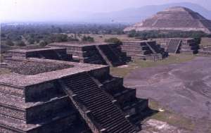 Teotihuacan, háttérben a Hold piramis, oldalt templom maradványok