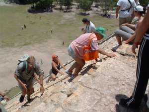 Chichén Itzá, a piramis 91 lépcsőjét csak így lehet megmászni.