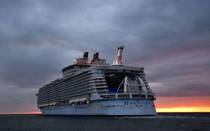 A világ legnagyobb luxus hajójának első próbaútja