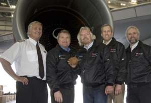 Virgin Atlantic (12db 747) többségi tulajdonosa, Sir Richard Branson a képen középen